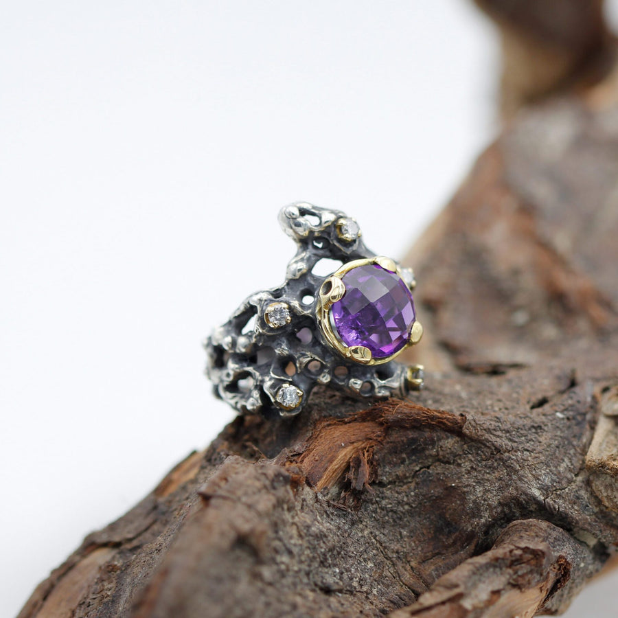 Macro on the crown of the stone: the grid of small squares of the checkerboard cut.