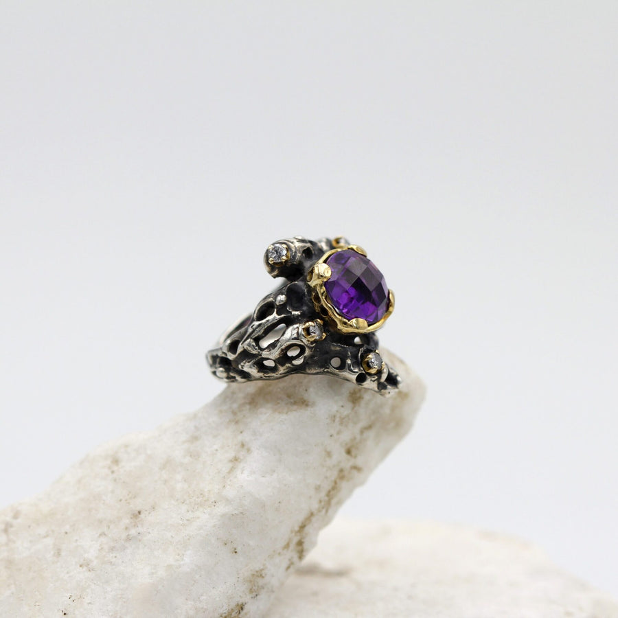 Three-quarter view from the right: how high the gold bezel lifts the stone above the silver body.