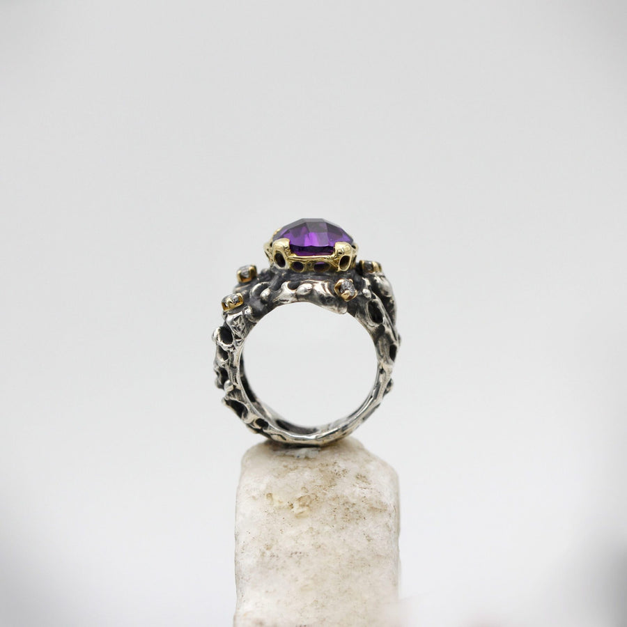 The ring standing, seen through the circle: the inside of the band and the height of the shank.
