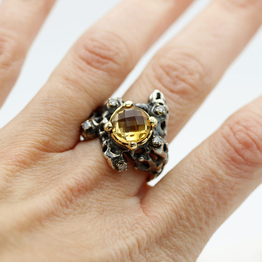 The ring on the finger, showing its real size on the hand.