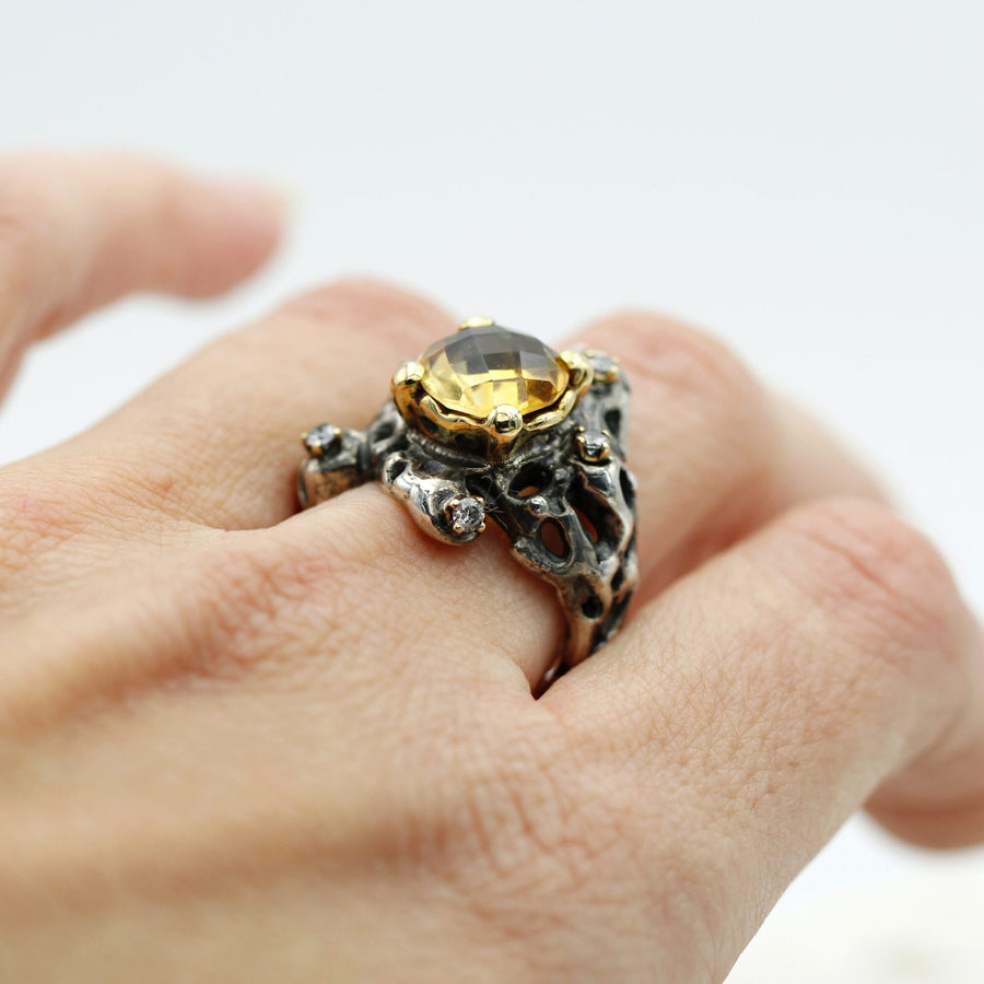 On the finger, in three-quarter view: how high the bezel rises above the hand.