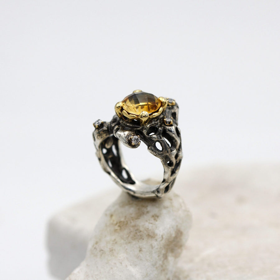 Three-quarter profile: the relation between the stone and the volume of the silver body.