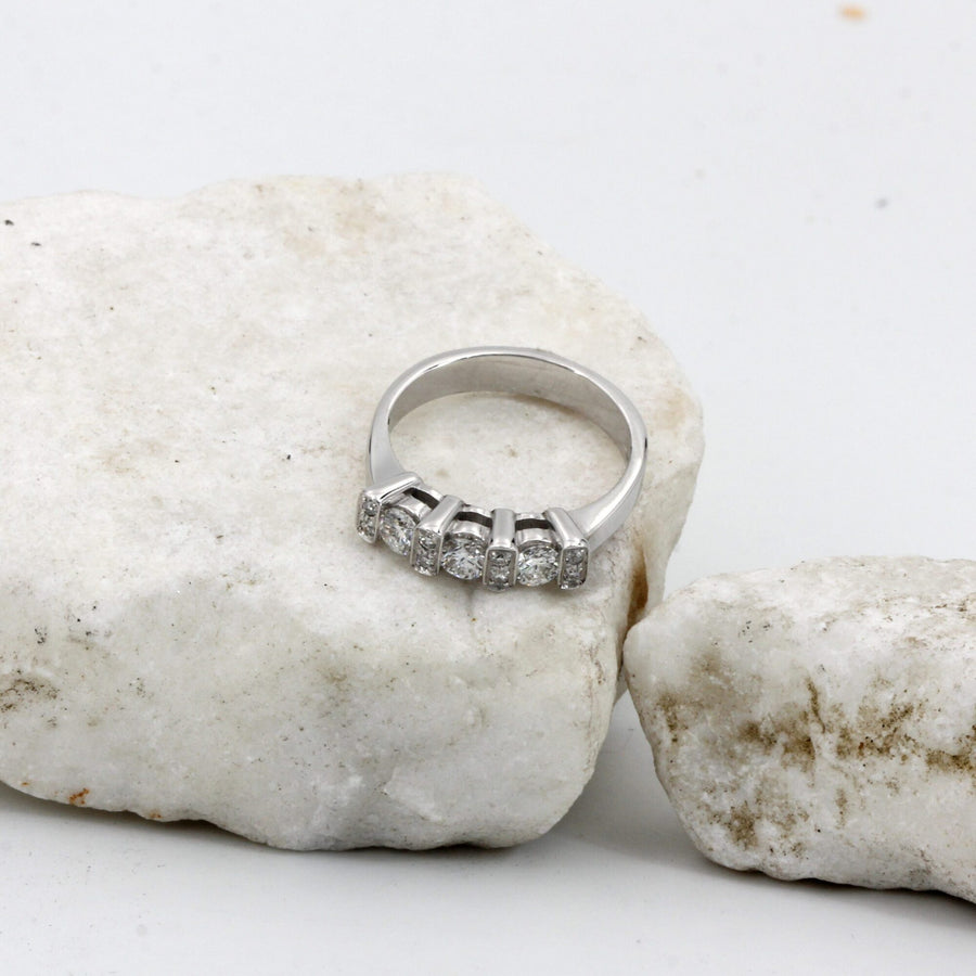 L'anello di piatto: il cerchio pieno della fascia e la fila delle pietre sul fronte