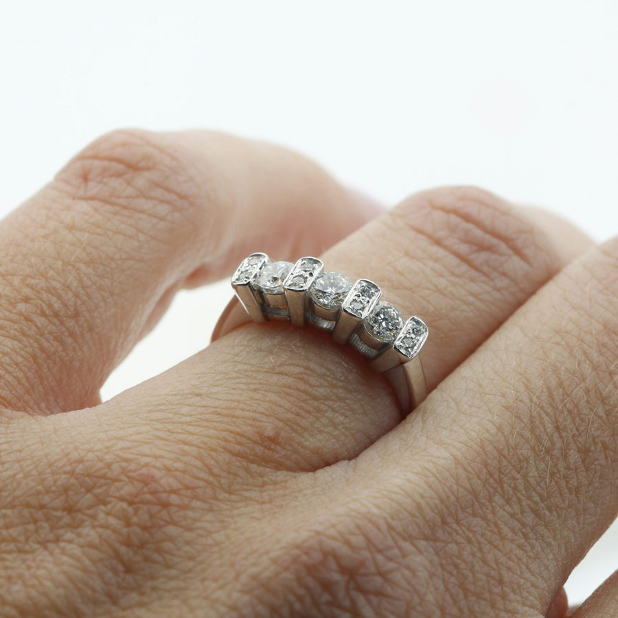 L'anello al dito di tre quarti: quanto il castone si solleva dalla mano