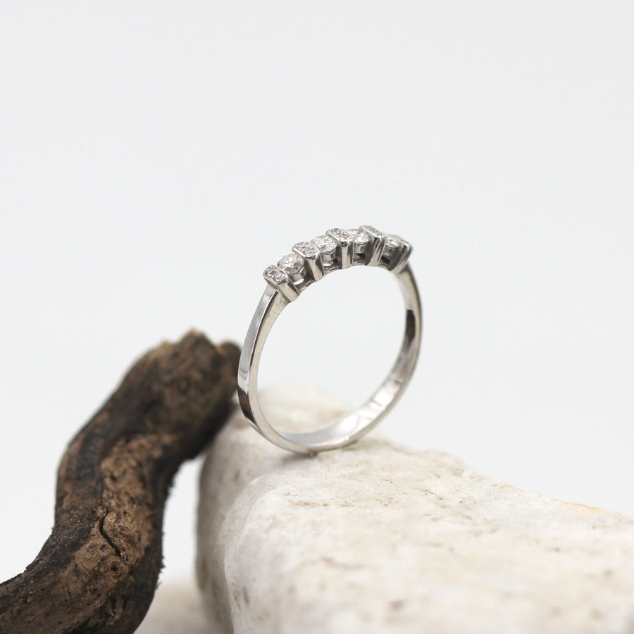 Side view: how little the setting rises above the thin band