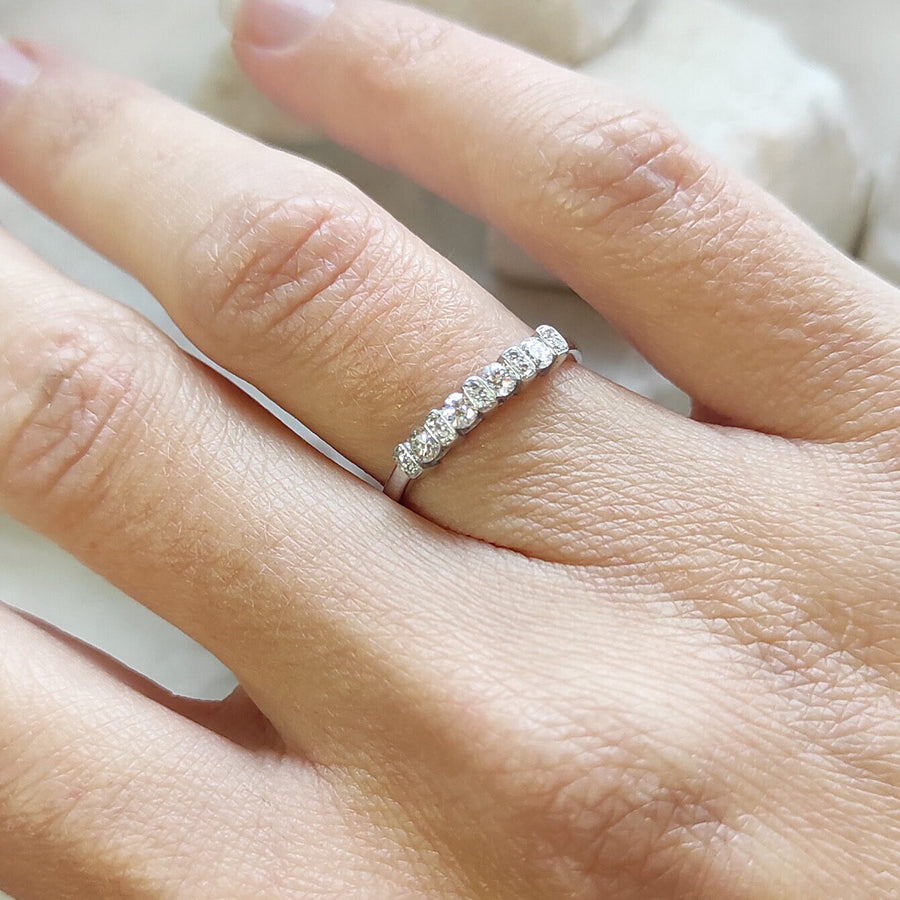 The ring on the finger: the row follows the line of the finger and stays low on the hand