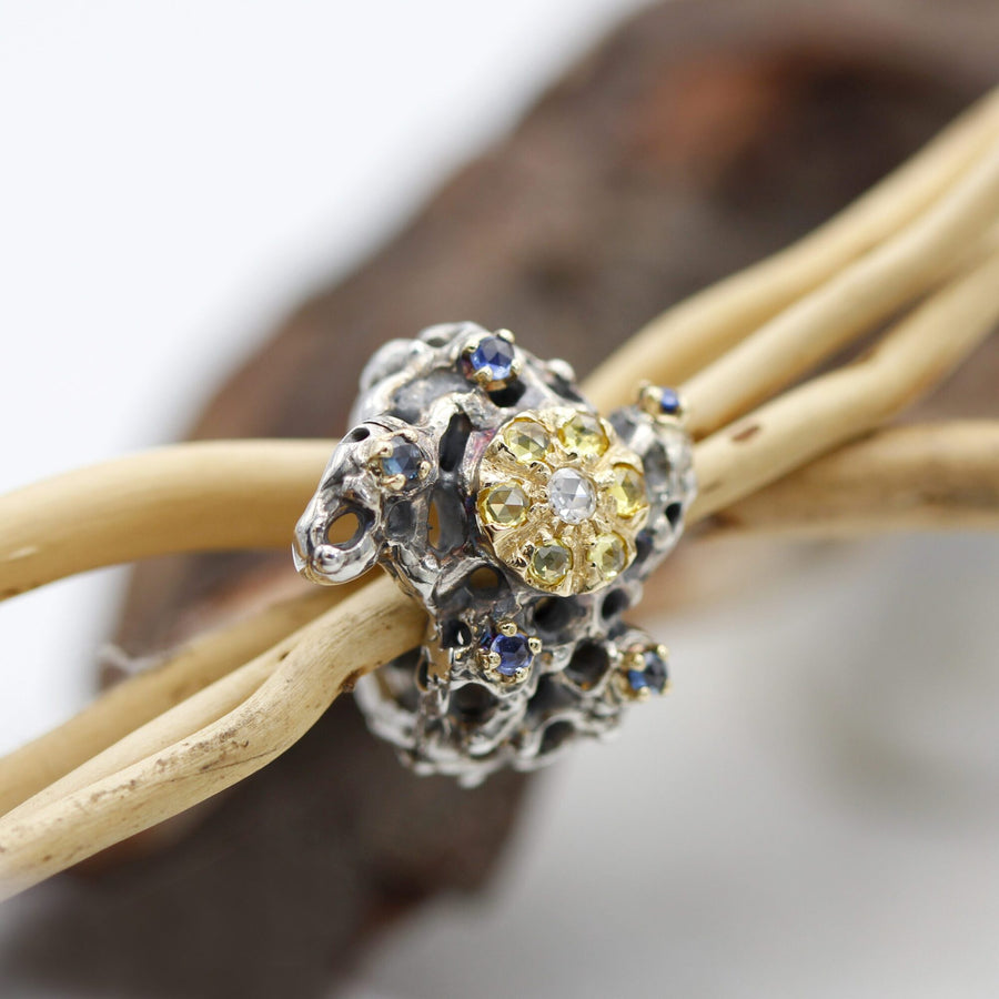 The ring slipped between thin branches, the left side in view