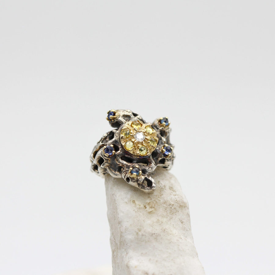 Close-up of the gold disc: the pointed facets of the yellow sapphires and of the central diamond