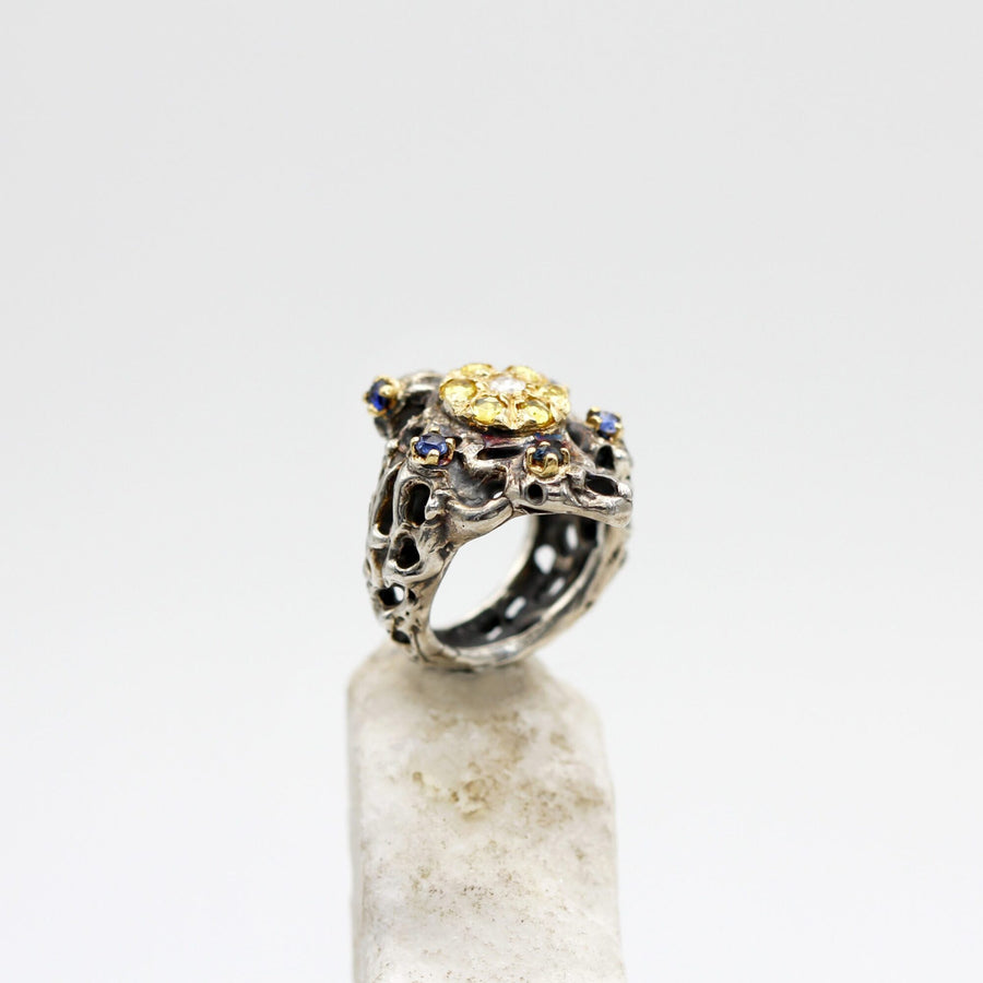 Profile: the thickness of the band and the holes that pass right through it