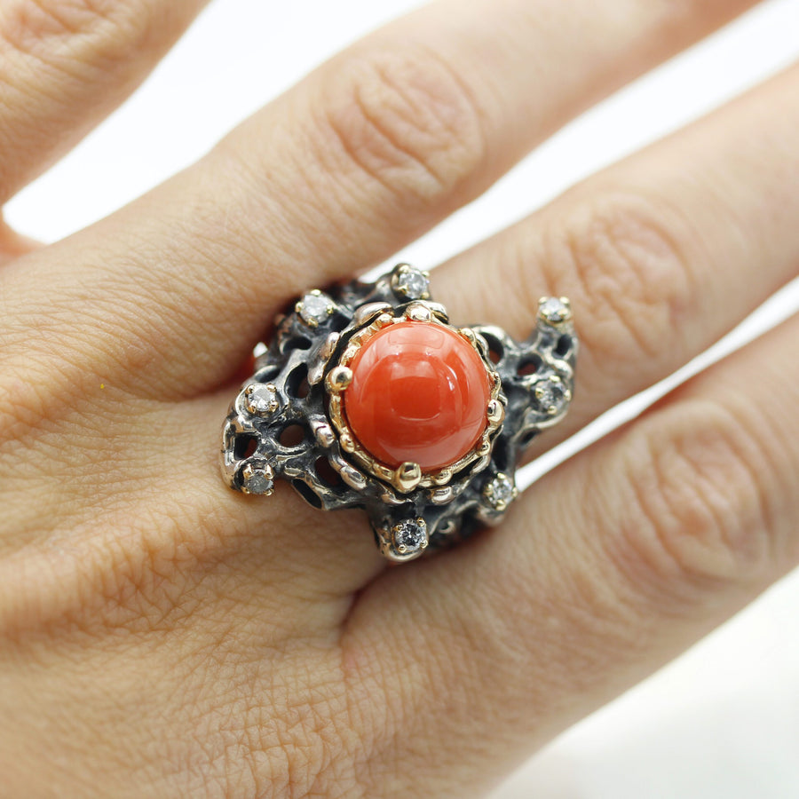 The ring on the finger, in three-quarter view: how high the bezel rises above the hand