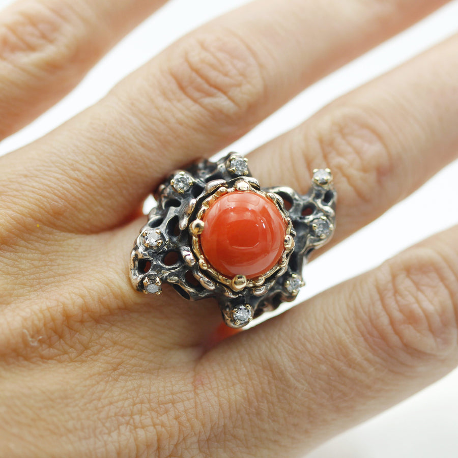 The ring on the finger, from above: the eight grey diamonds at different heights can be counted