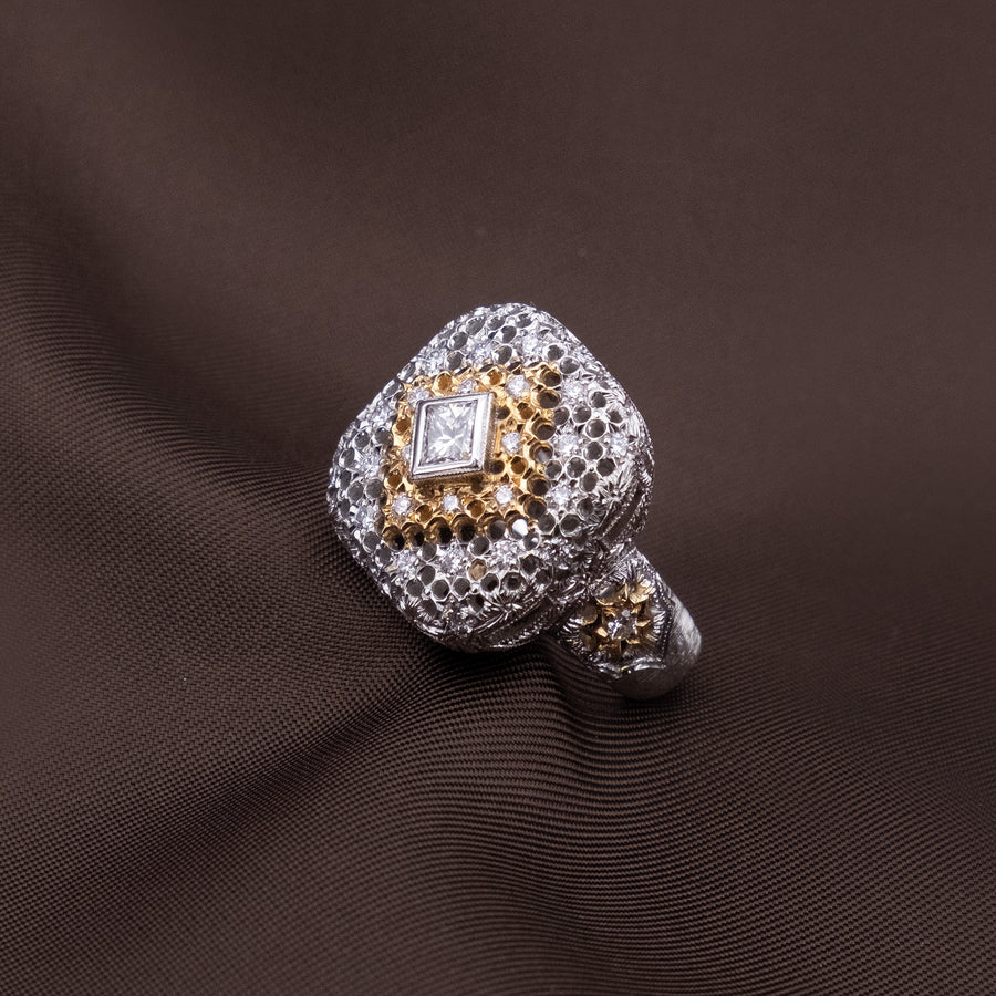 Il castone quadrato del Princess, fra gli anellini d'oro giallo della losanga