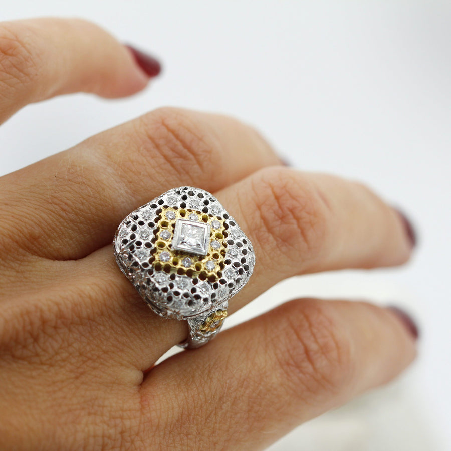 L'anello al dito, di tre quarti: quanto si alza dalla mano