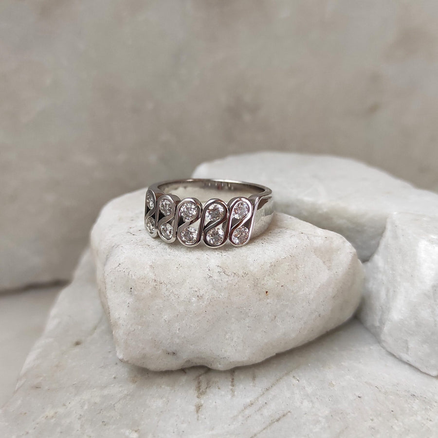 The ring standing seen from the front, with the two rows of five brilliants