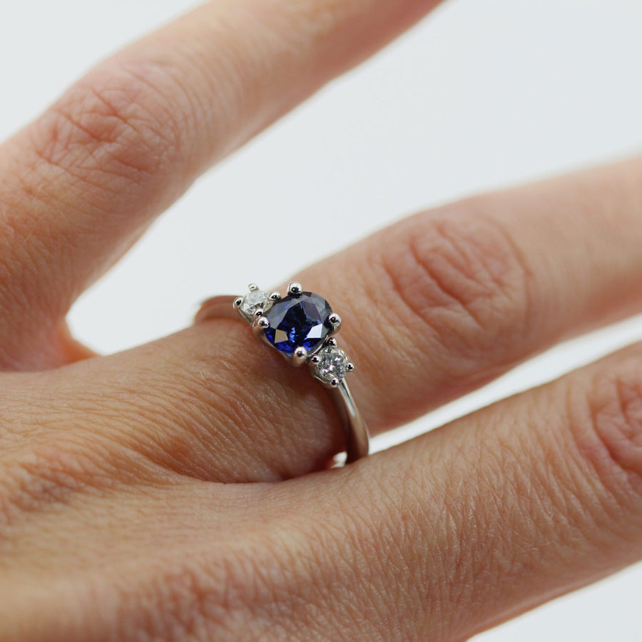L'anello indossato: la misura del castone sulla mano