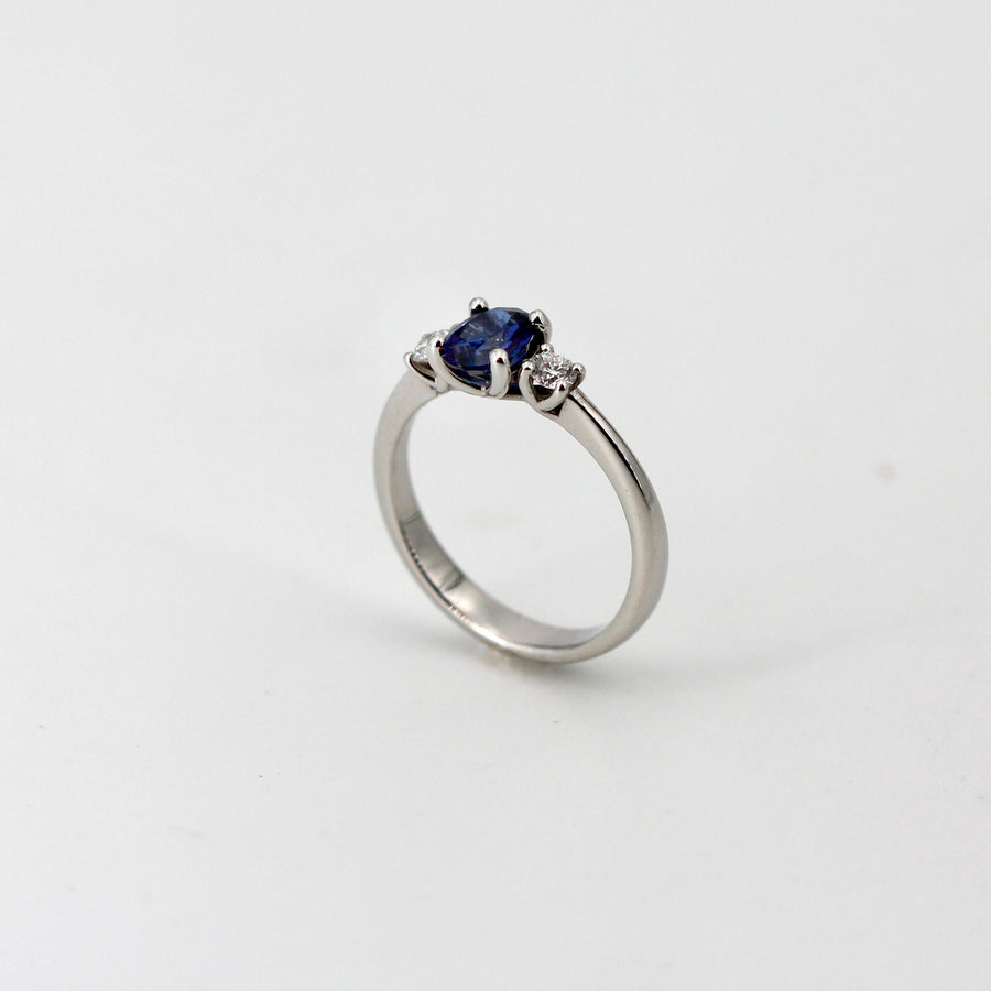 L'anello in piedi su fondo bianco, il gambo visto di scorcio