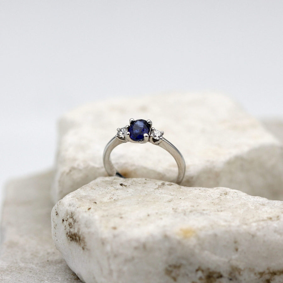 L'anello a distanza sulla pietra chiara, tutto il profilo in campo
