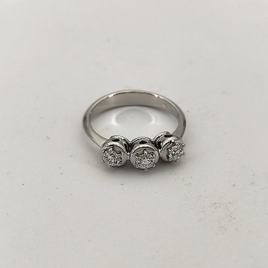 L'anello coricato: la fila delle tre pietre in primo piano e la fascia liscia dietro