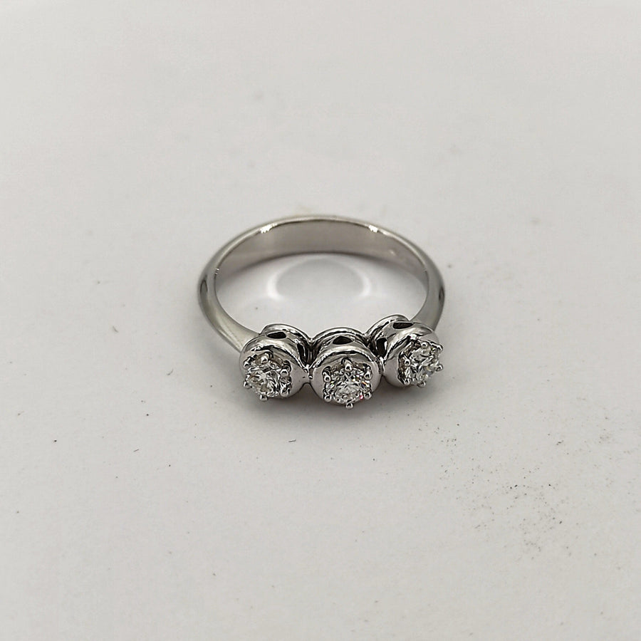 L'anello coricato: la fila delle tre pietre in primo piano e la fascia liscia dietro