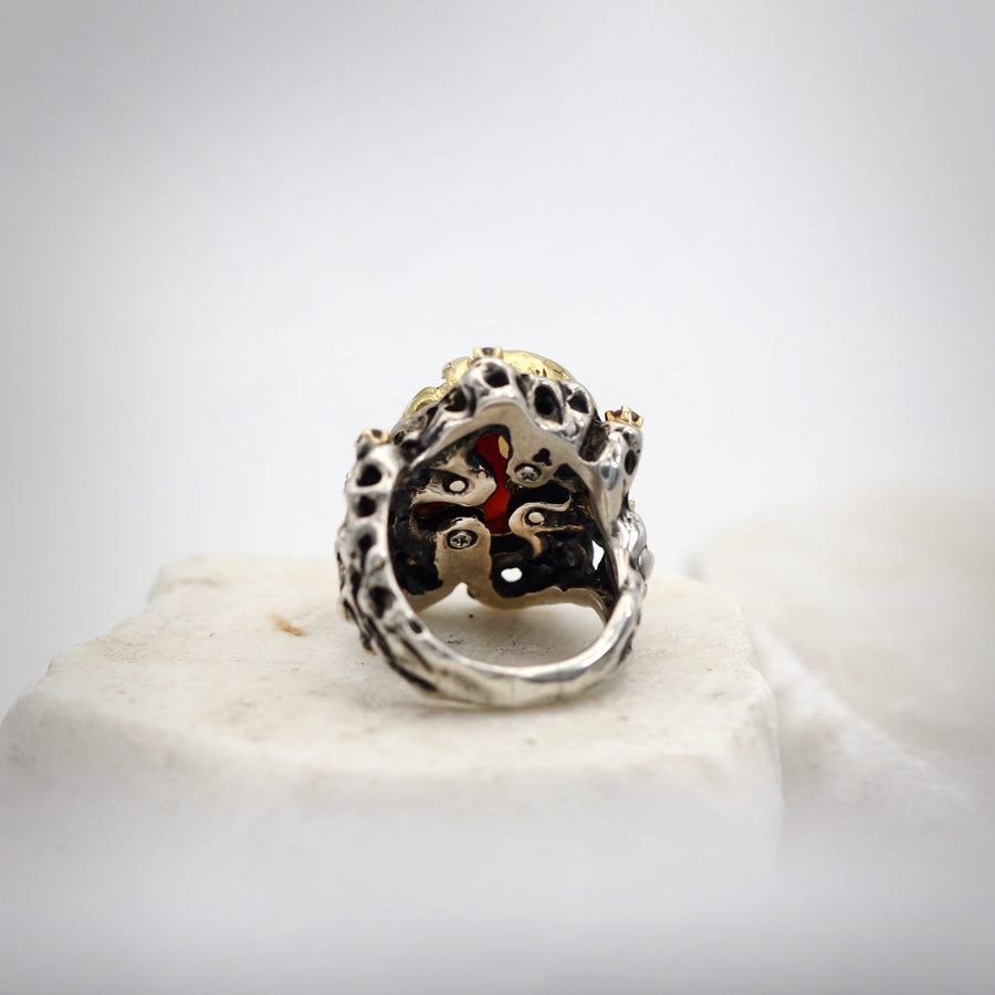 L'anello da dietro: i fori passano da parte a parte e lasciano vedere il corallo