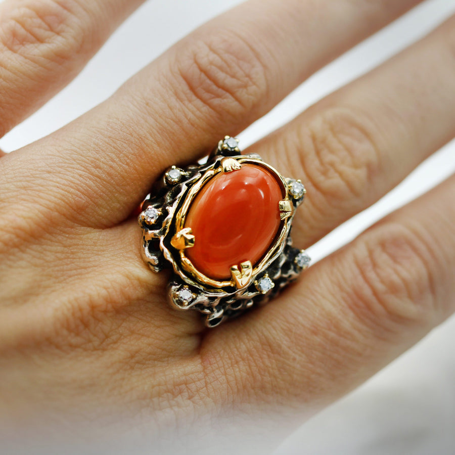 L'anello al dito, di piatto: si contano i sette diamanti grigi