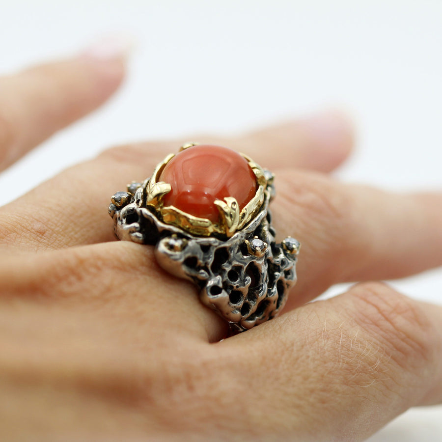 L'anello al dito, di fianco: quanto alza il castone sulla mano