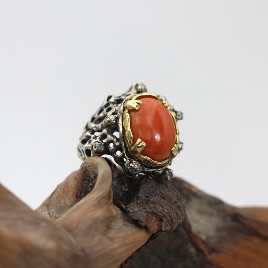 L'anello su un legno, ripreso dall'alto sopra il castone