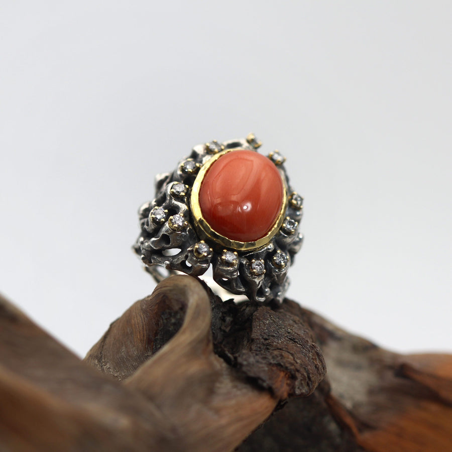 Close front view, with the grey diamonds set around the coral