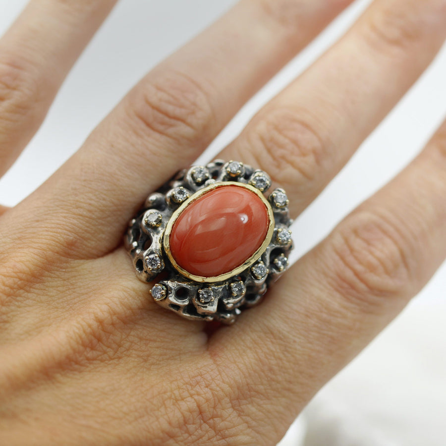 The ring on the finger, seen from above: the relation between the coral and the hand