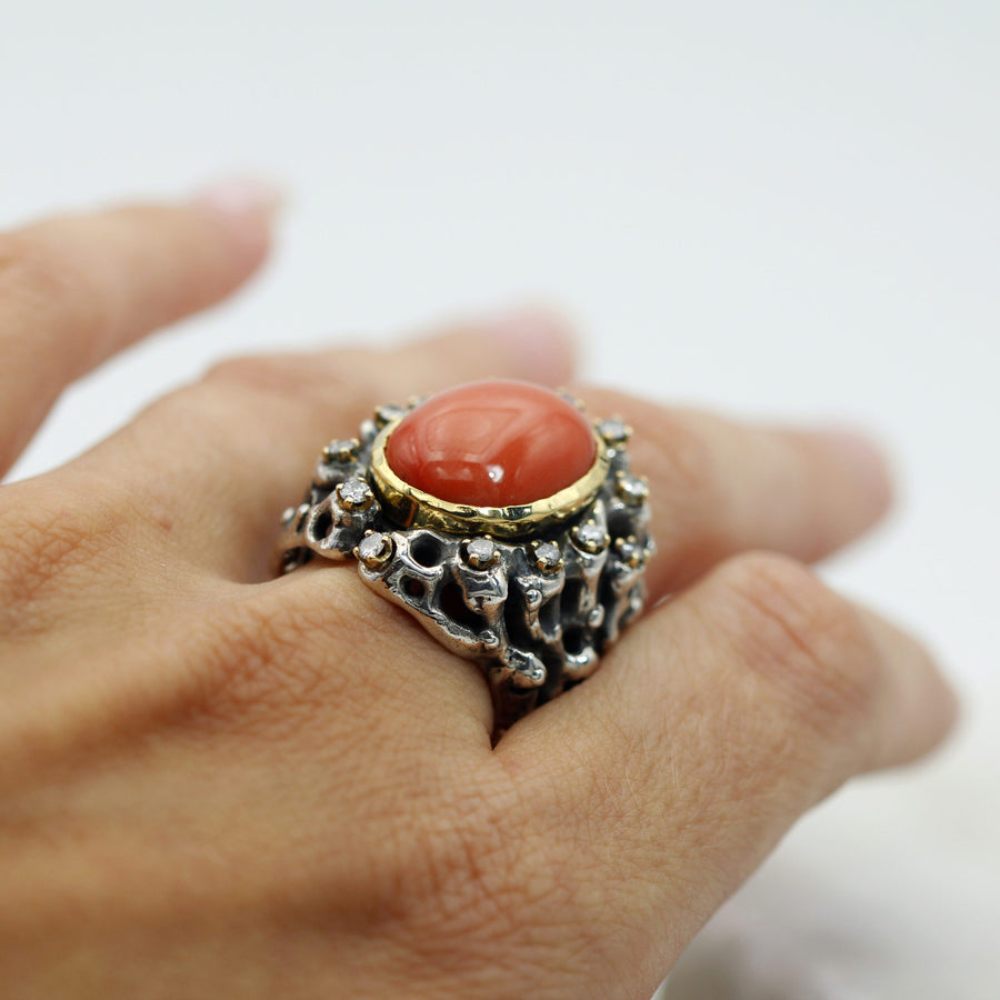 The ring on the finger in profile: how far it rises above the knuckle