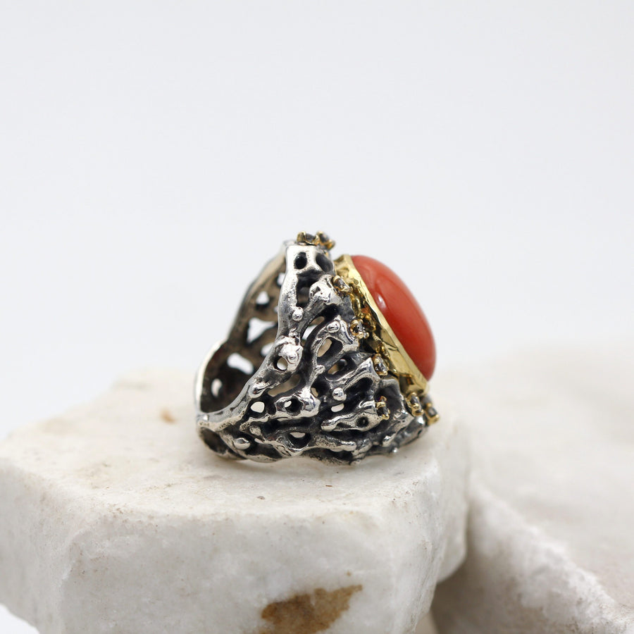 Side view of the ring: the silver flank with its voids, over the full height