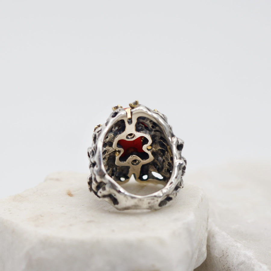 The inside of the band, with the back of the bezel and the coral showing from underneath