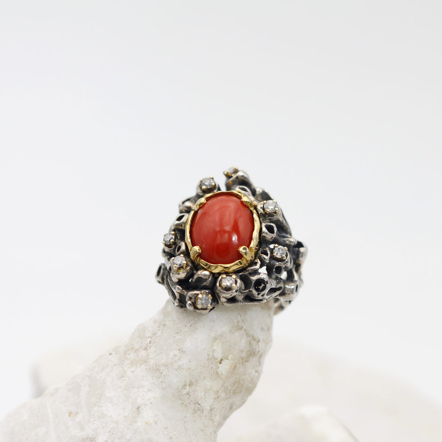 Front view: the hammered gold edge that closes over the coral