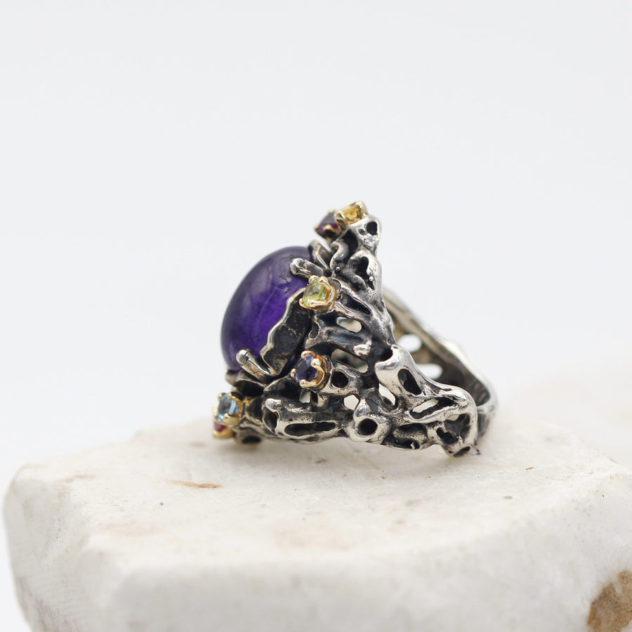 Il lato opposto: peridoto, quarzo citrino e le altre pietre montate a quote diverse sull'argento