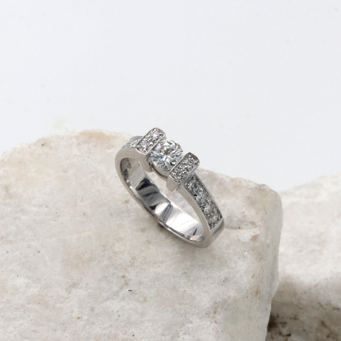 Anello solitario Traversine in oro bianco con diamante certificato GIA, Anna Gioielli