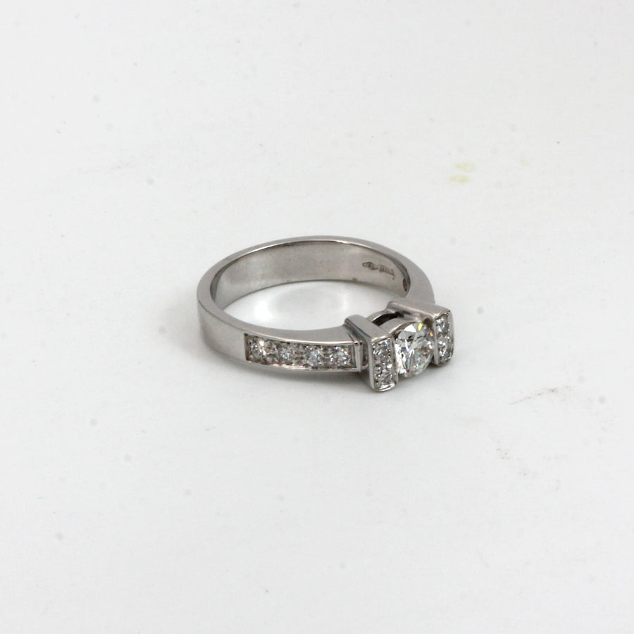Anello solitario Traversine, i dodici diamanti sul gambo