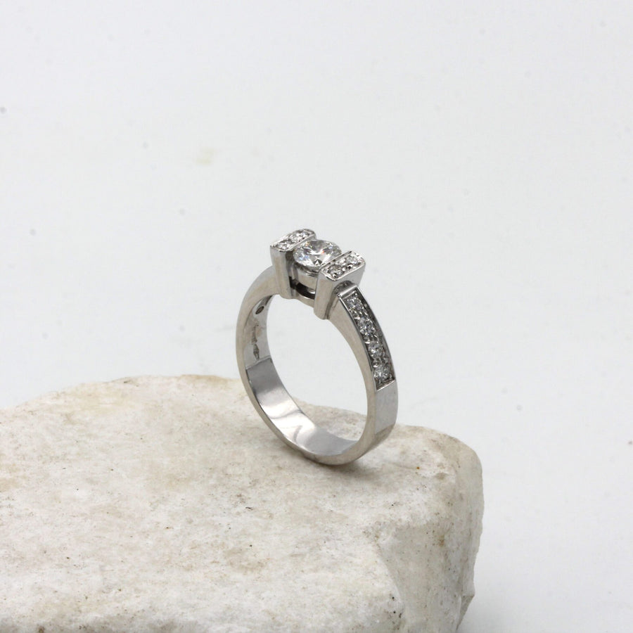 Anello solitario Traversine in oro bianco e diamanti, fatto a mano