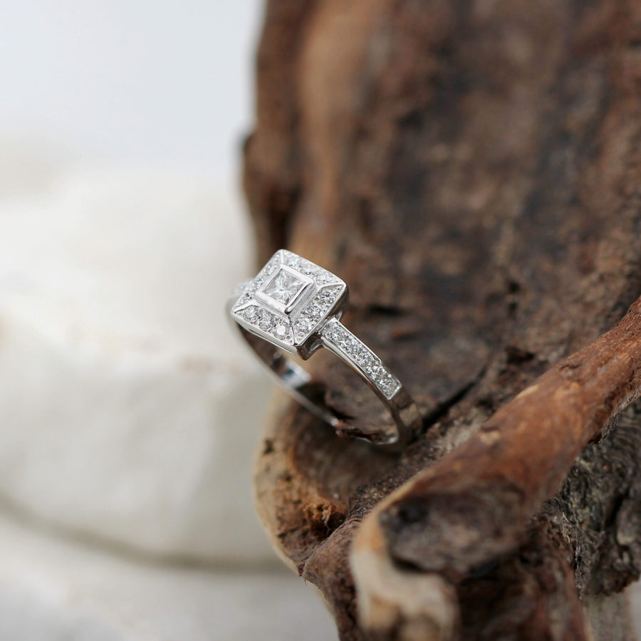 L'anello di lato, il castone in primo piano e la pietra bianca dietro