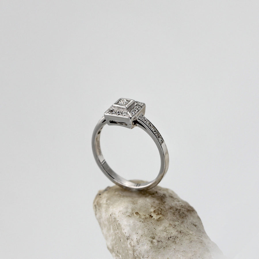 L'anello in piedi sulla pietra, il castone visto da dietro