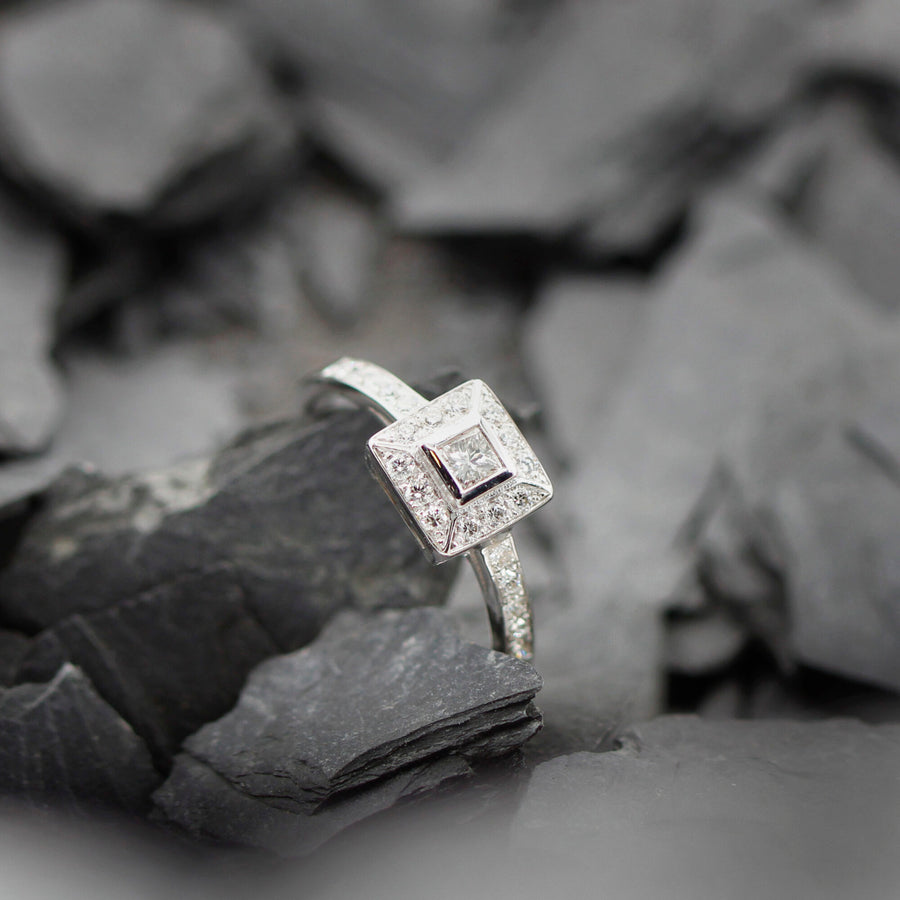 Su ardesia scura: il fondo nero stacca il quadrato del castone