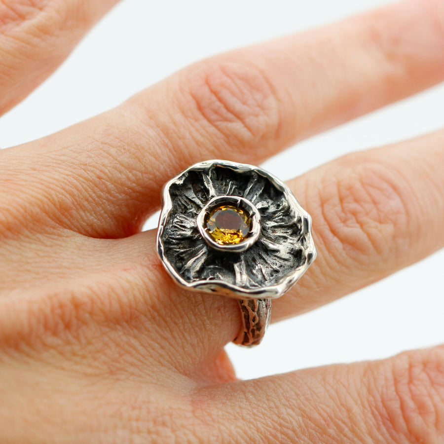 L'anello indossato: la corolla copre poco più della falange