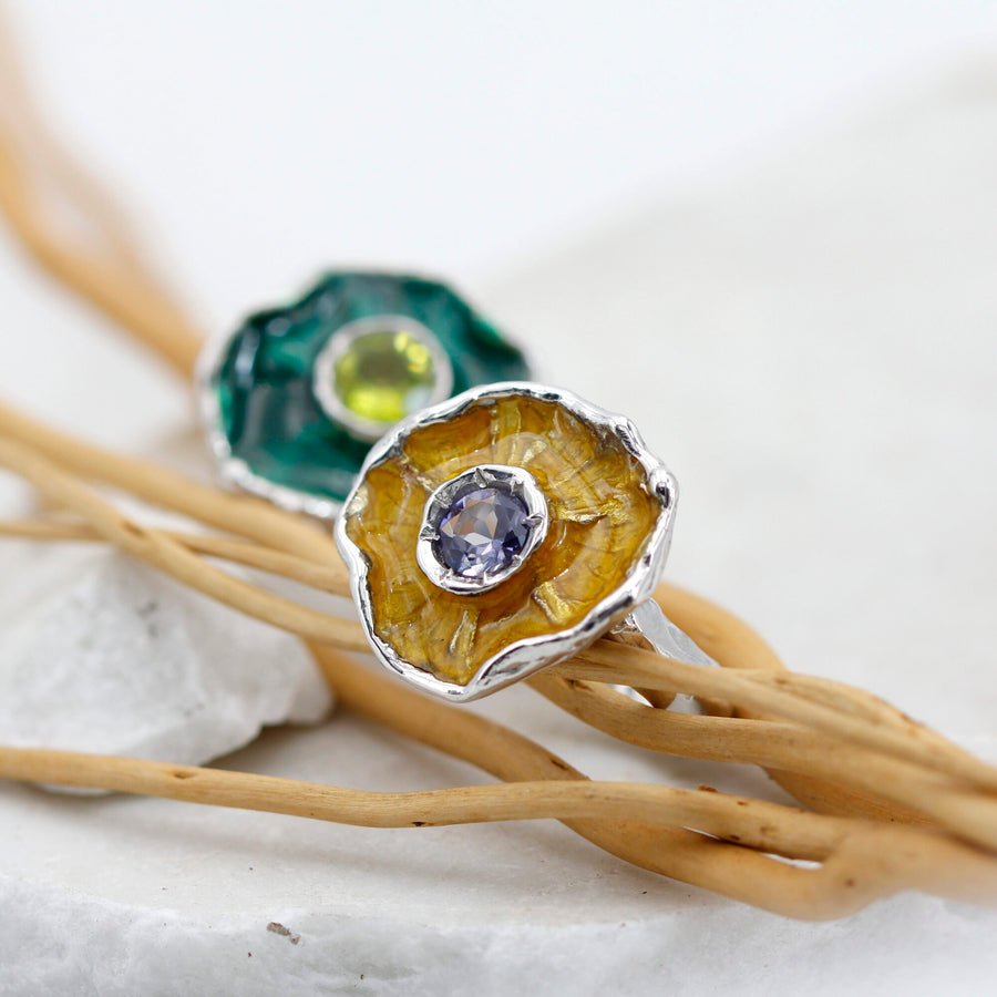 Macro dello smalto e del castone; l'anello con lo smalto verde sullo sfondo è un altro pezzo e non è compreso nel prezzo