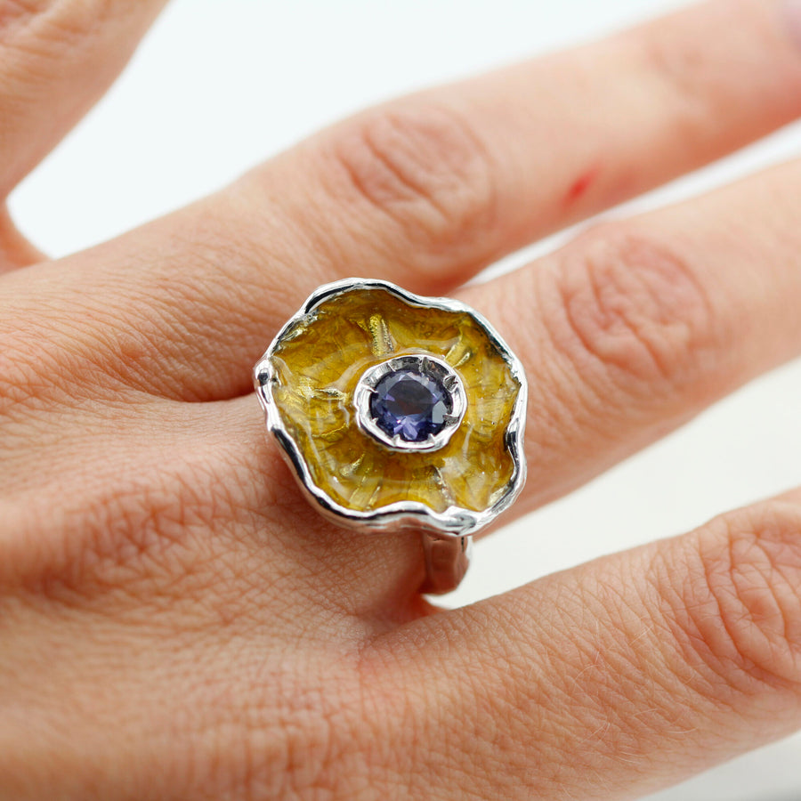 L'anello indossato: il fiore occupa la falange da parte a parte