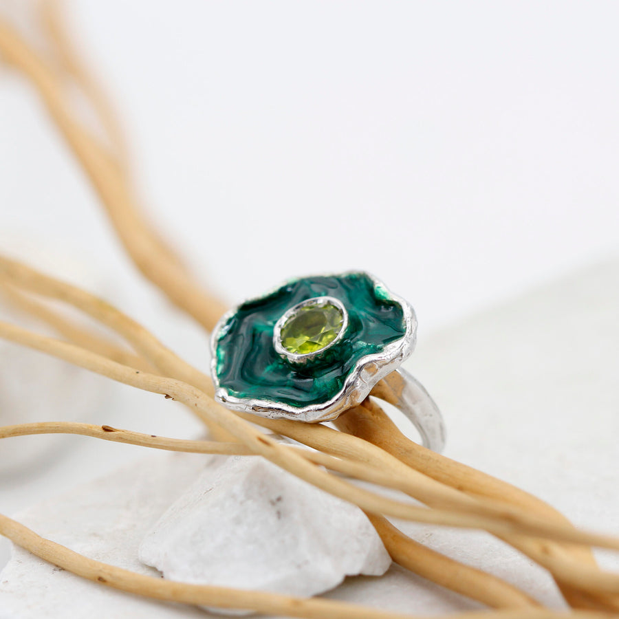 Macro sui rami: il castone e le sfaccettature del peridoto da vicino