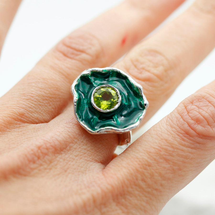L'anello indossato, visto di fronte: il fiore copre la falange