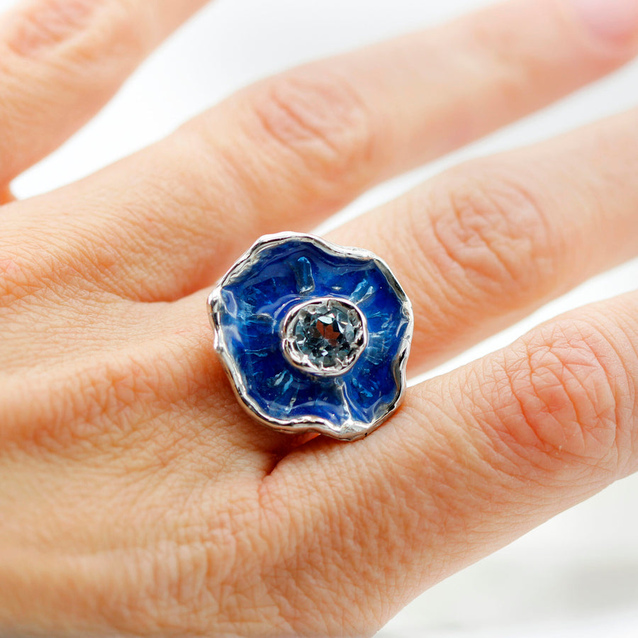 L'anello indossato: il fiore copre la falange da parte a parte
