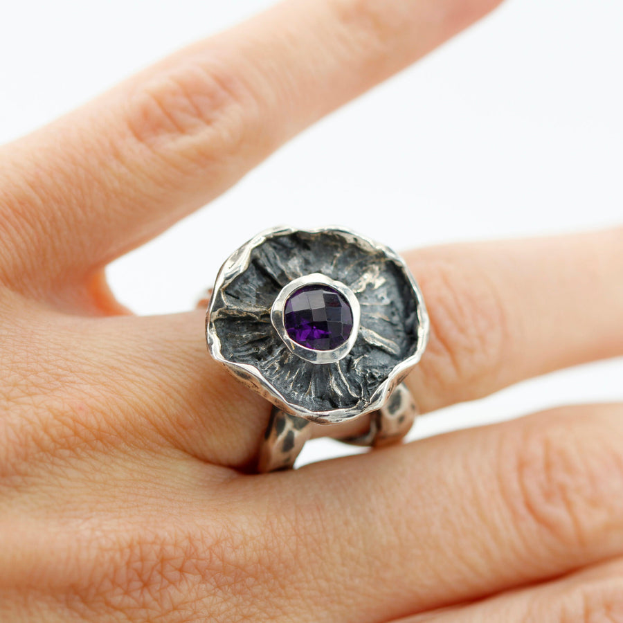 L'anello indossato, visto dall'alto: il fiore copre poco più della falange