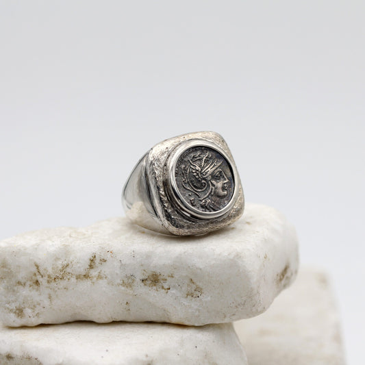 L'anello di tre quarti: la moneta con la testa elmata dentro la ghiera lucida