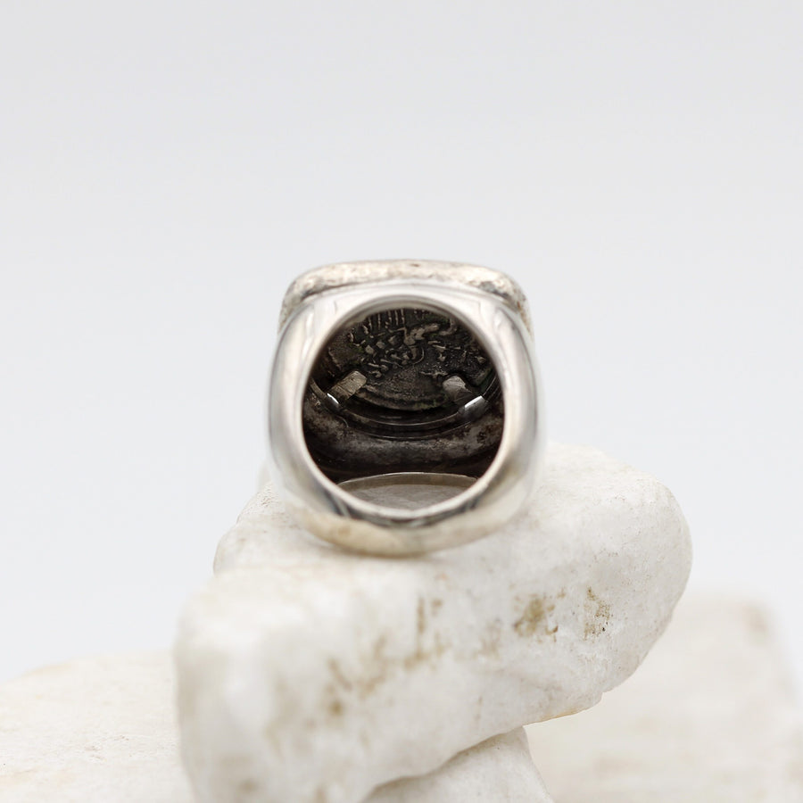 L'anello guardato da sotto, dentro il cerchio, con il fondo del castone
