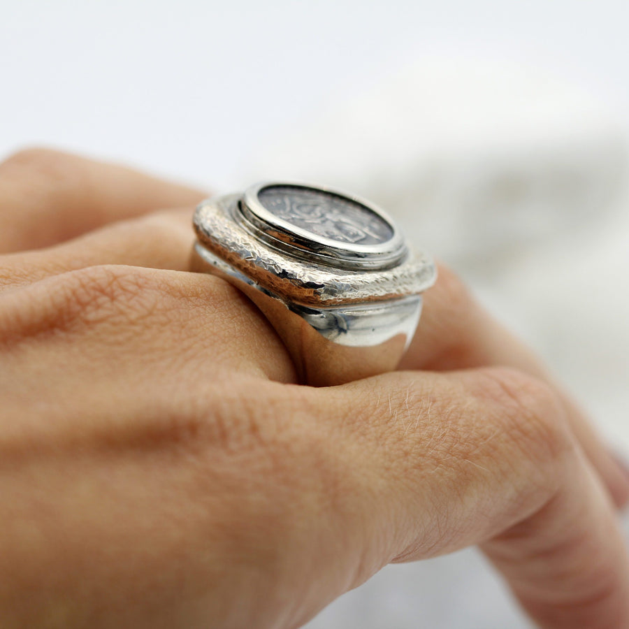L'anello al dito, veduta laterale con la fascia in vista